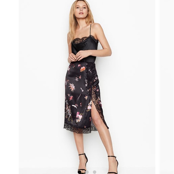 ❗️LAST SIZE SMALL VS VERY SEXY SATIN SLIP SKIRT - Picture 3 of 16